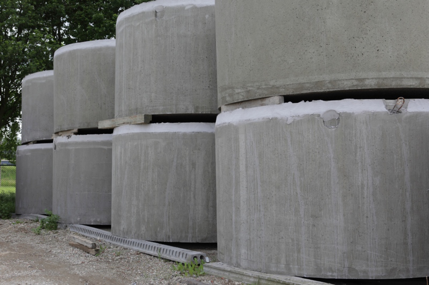 Voor onze betonproducten zoals betonnen putten, stortbeton en stabilisé hebben we een eigen betoncentrale in Limburg.
